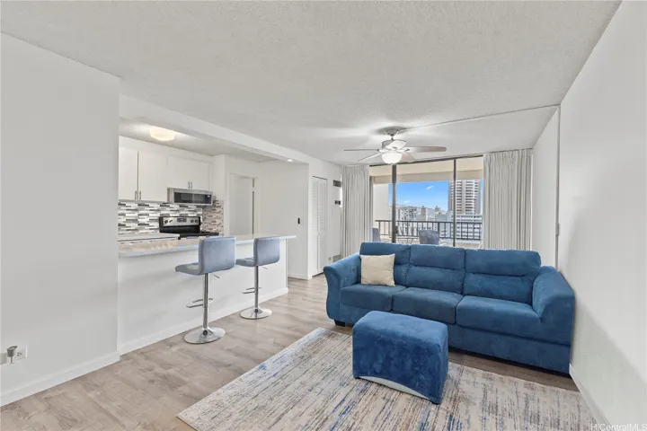 Light and bright spacious 1-bedroom.