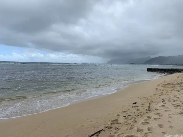 Quiet Clissolds Beach looking towards the south end of Ko'olau ​​‌​​​​‌​​‌‌​‌‌​​​‌‌​‌​‌​‌​​​‌​​ mountains.