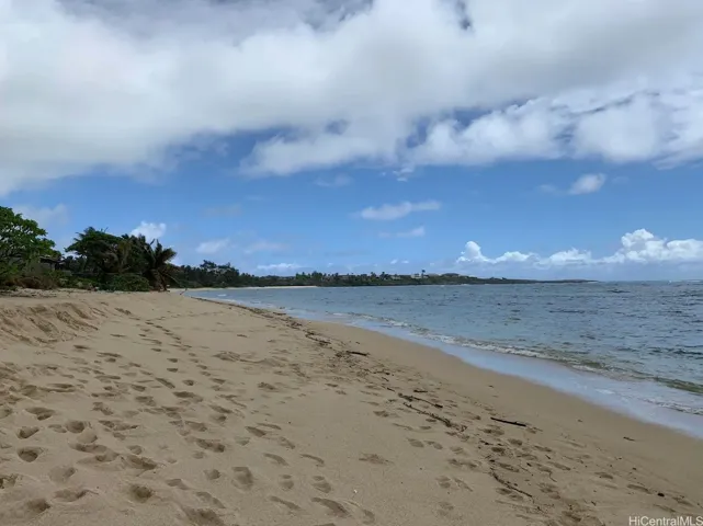 Clissolds Beach looking towards Laie Point.