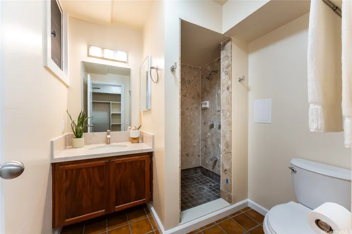 Hallway bathroom w/shower