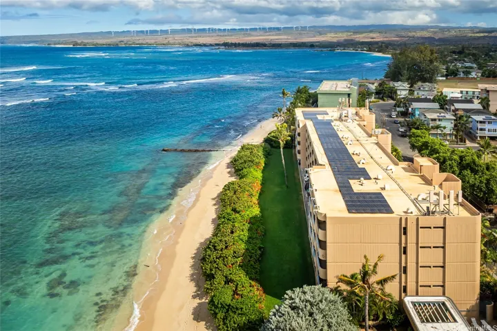 Beachfront condo located in Mokuleia