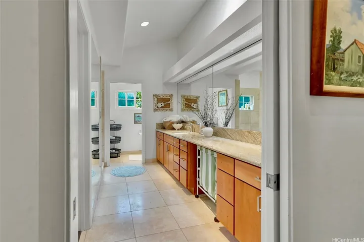 Guest room bath