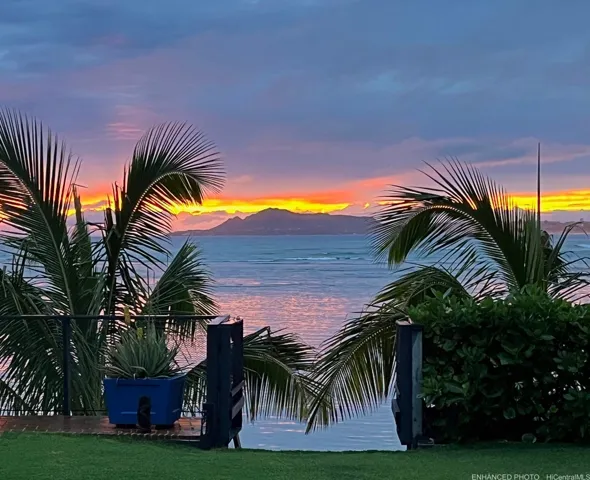 This photo is NOT enhanced, enjoy the evening beauty facing winter sunsets and ocean access. Portlock IS THE BEST WEATHER IN THE WORLD having traveled all over the planet I've settled right on the best location in Hawaii, void the street noise and rain.  Awesome!!!