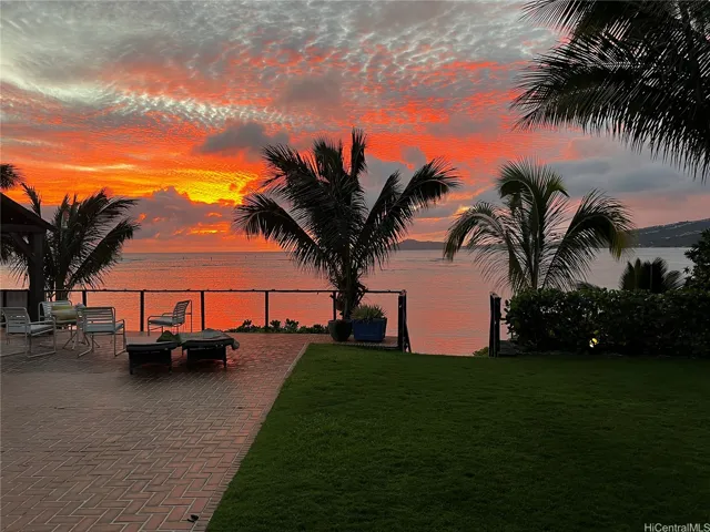 This is just a recent sunset photo, you think a surfer/realtor knows the right value for all of the island and Portlock, the worlds best weather and location, you bet.