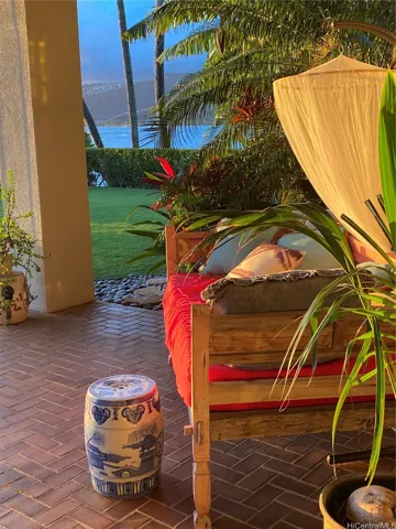 Pune'e daybed on the large lanai now rests in the surf shack.