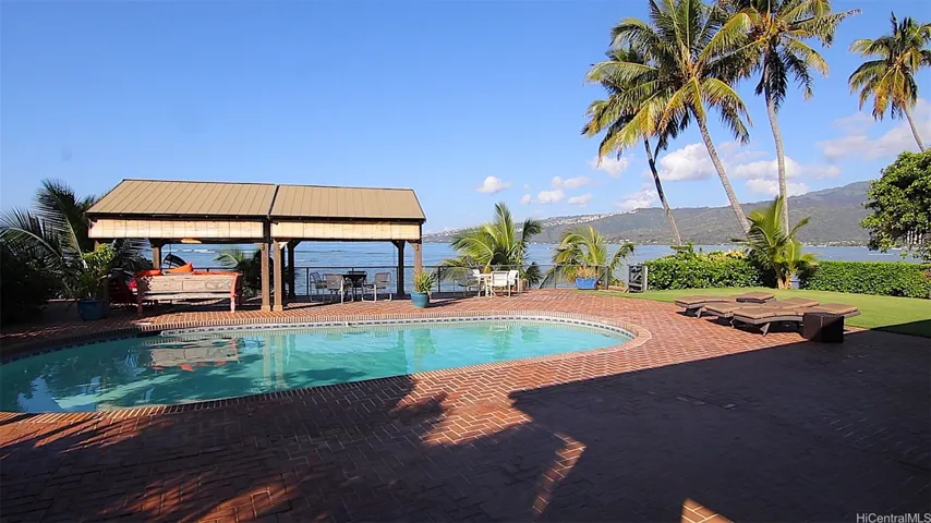 Enjoy our lanai by the sea or as Rob calls it our surf shack.  It's a great place to sip your coffee into the day and have a cold one into the sunset.  Note the daybed called Pune'e in Hawaii in the surf shack.  The lanai hosts 2  shades facing the West which is the best area to face.