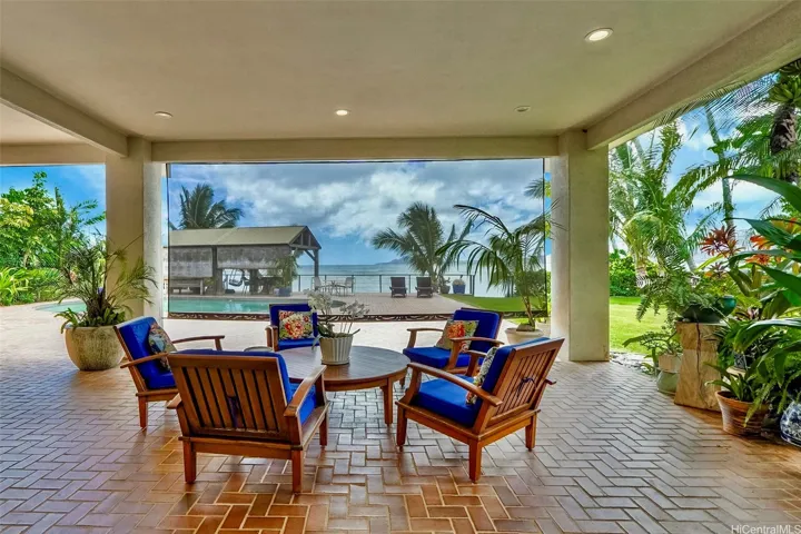 Yes that is Diamond Head at the edge of the bay, grass on the right has seen a lot of marriages there as well as shows and commercials who've rented this home.