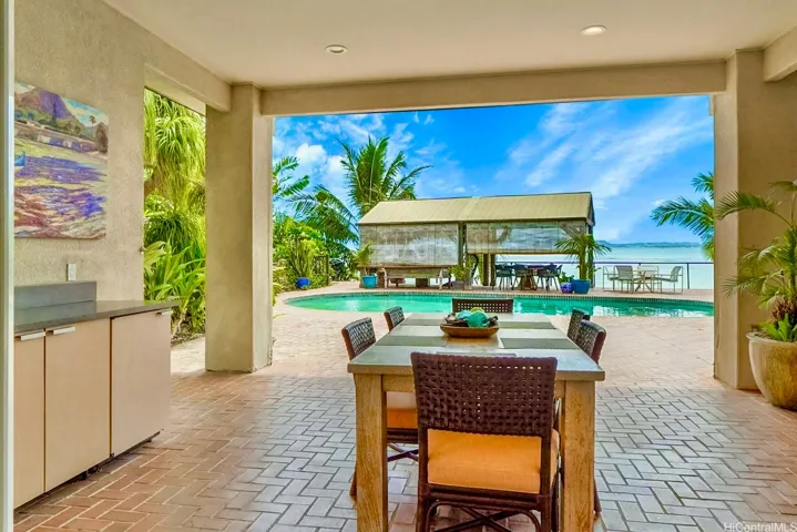 Dining on our lanais is a pleasure to enjoy, look through or beneath the bamboo shades to see Diamond Head and Maunalua bay.
