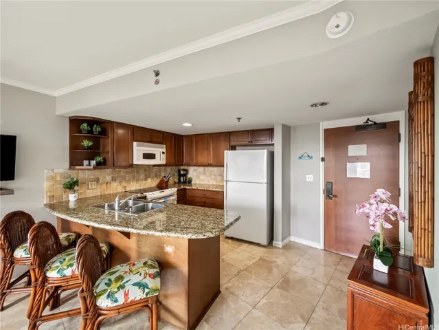 Full kitchen