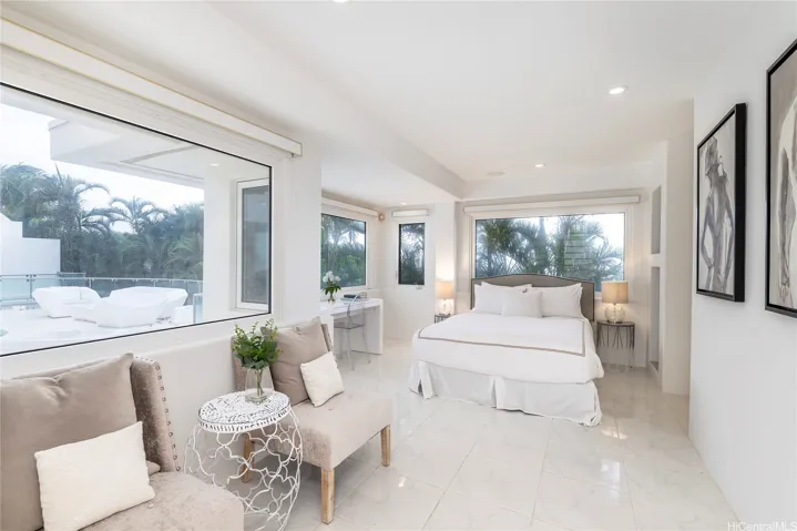 Detached Pool & Guest House