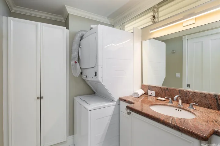 Washer in dryer in the unit!