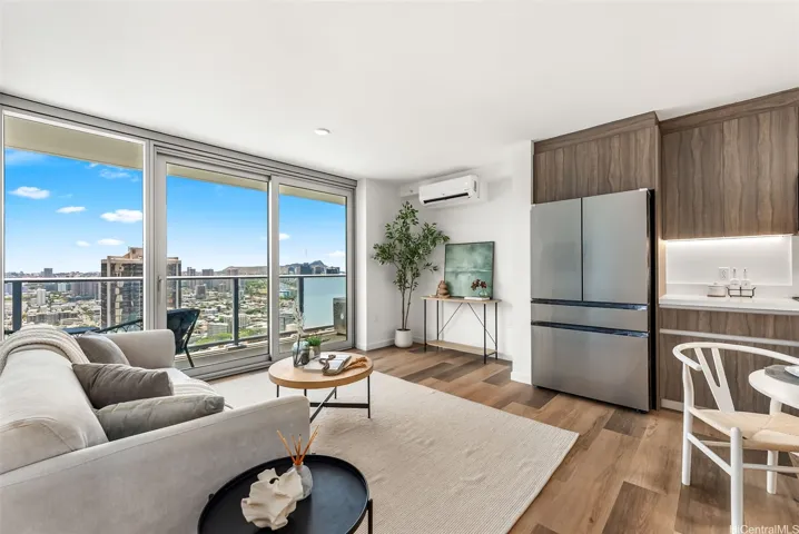 Floor-to-ceiling windows fill the residence with natural light while showcasing expansive Diamond Head & city views