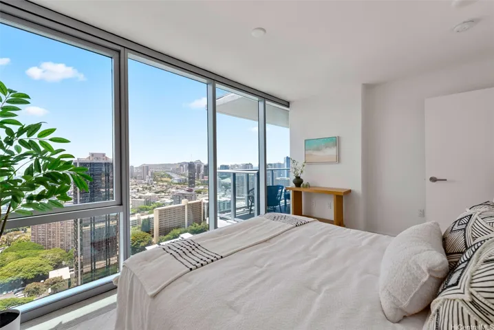 Bed room with nice Diamond Head view.