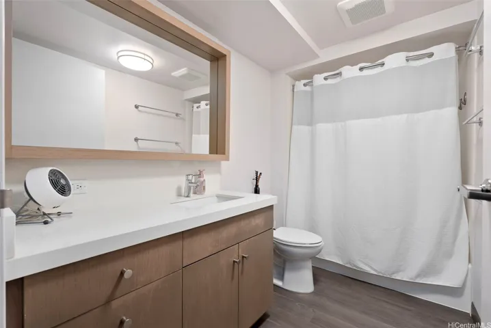 Another view of the bathroom.