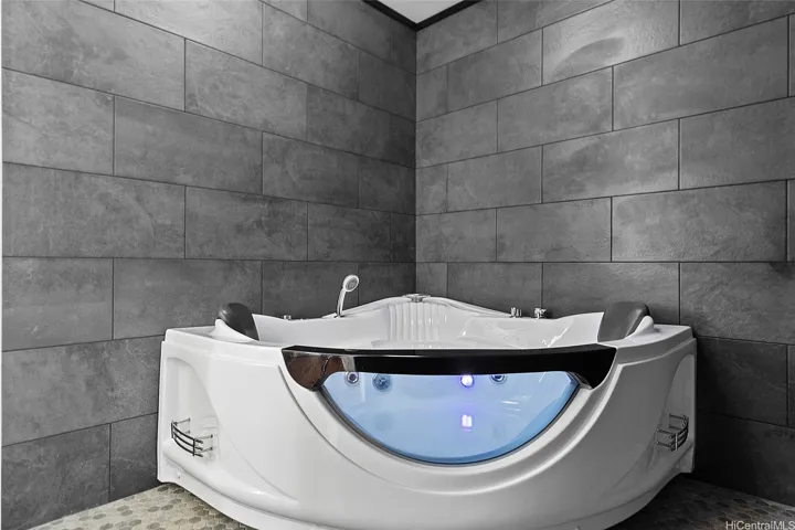 Primary Bath 1 Jacuzzi Tub