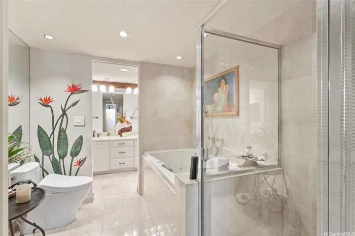 Primary Bath w/ Jacuzzi Tub