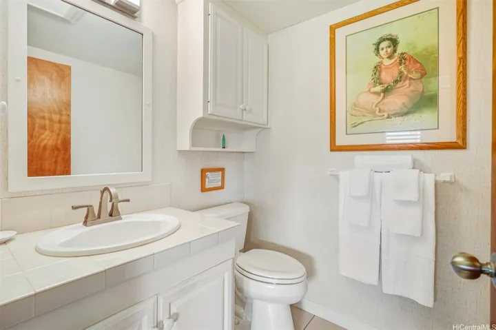 HCR-D3: Half-Bath off of Bedroom 2