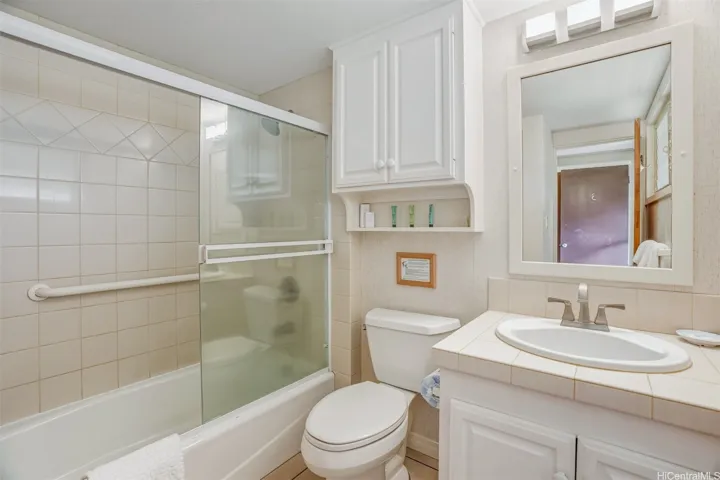 HCR-D3: Full Bathrom at front of Unit
