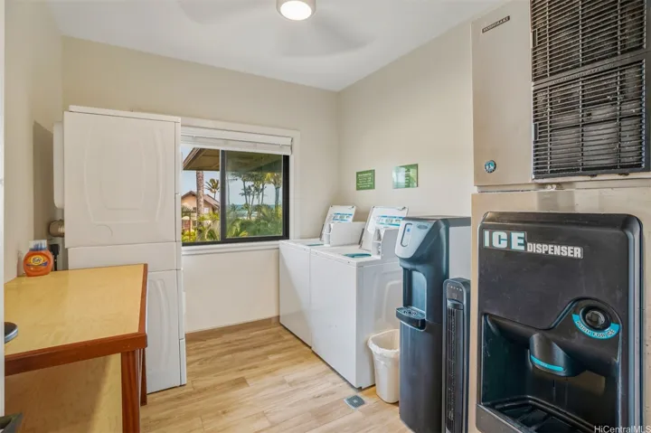 Hanalei Colony Resort: Coin Operated Laundry located upstairs.