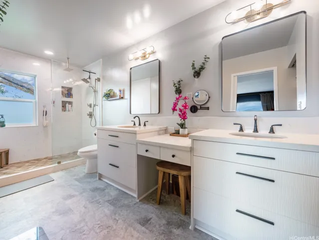 Primary bedroom en-suite with walk in closet.