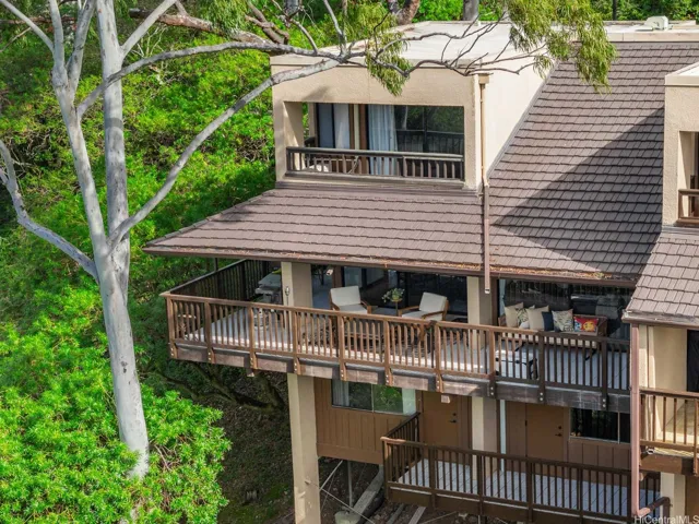 This home over looks the Mid Pacific golf club.