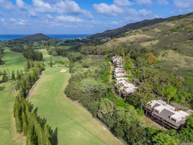 Country Club living at the Bluestone in Kailua.