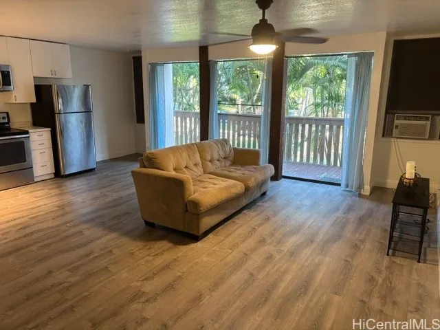 Spacious Living room with Large Walk out Lanai