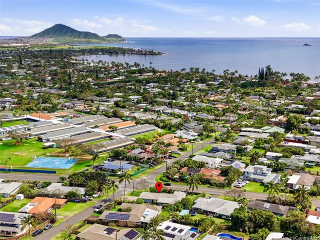 Great location, close to Kailua Beach, schools, the H-3 freeway and Kaneohe Marine Base.