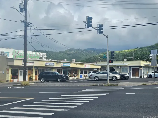 Great visibilty...Waialae Ave & St Louis Dr