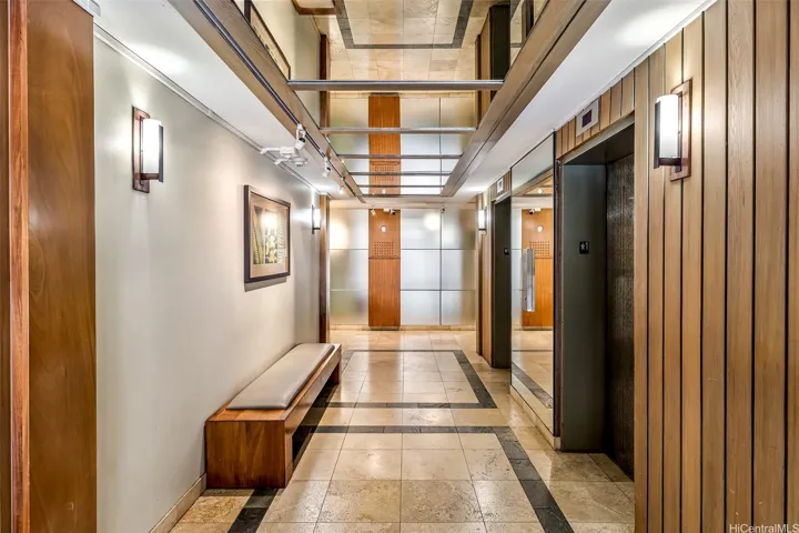 Beautiful, well-maintained lobby with stylish finishes and two elevators, so you rarely wait long for a ride
