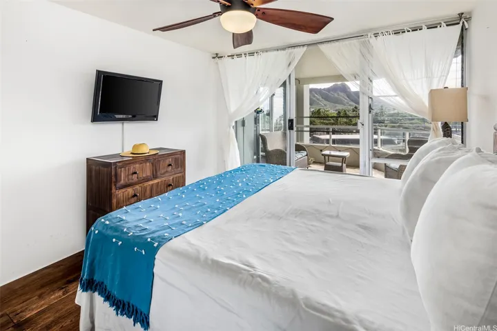 Wake up and check on Diamond Head before you even check your phone...yes, the views really are that close from this comfy bed.