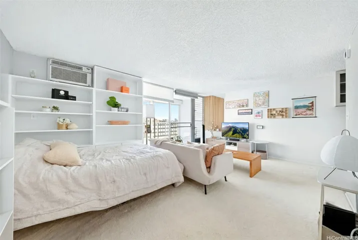 Breezy studio with Diamond Head view