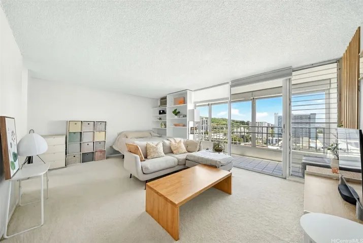 Breezy studio with Diamond Head view