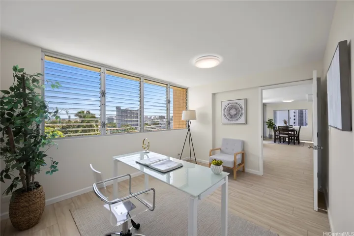 Third bedroom/den with views toward Diamond Head
