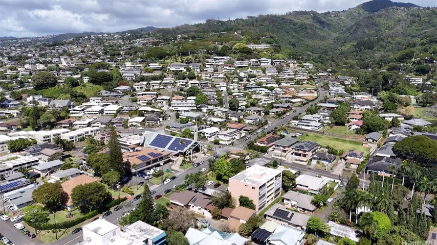 Makiki Hillside condominium perched at the top of Keeaumoku St.with a backdrop of the Koolau Mountains