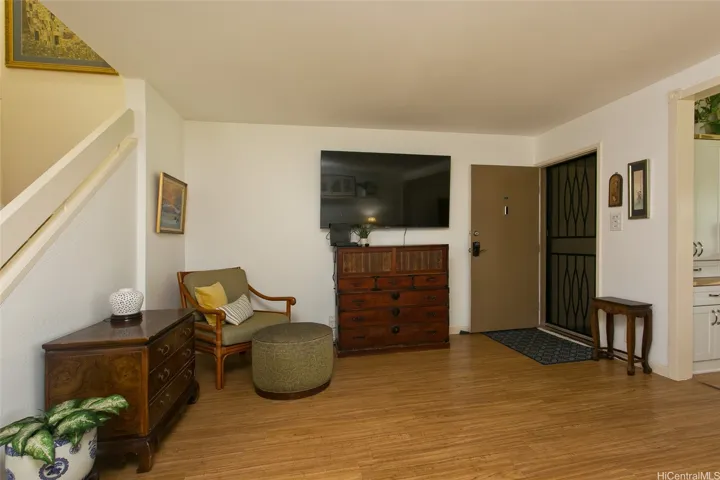 Entry w/security screen - Great air flow