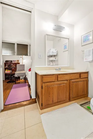 Each bedroom has it's own vanity and toilet.