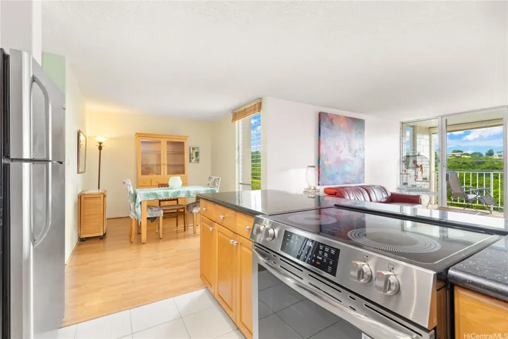 Only the end units have the extra space and window off the kitchen and living area. Use as a dining area, den, playroom, workspace, whatever works for you!