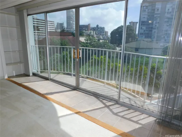 Large lanai.