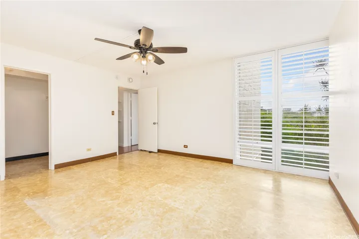 large downstairs bedroom (largest bedroom in the unit) walk-in closet, cross ventilation