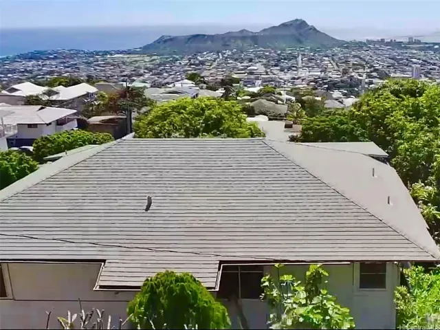 Straight on Diamond head view from the street front of house.