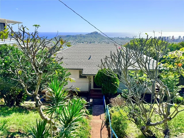 Diamond head front and center- better in person
 vivid in photos