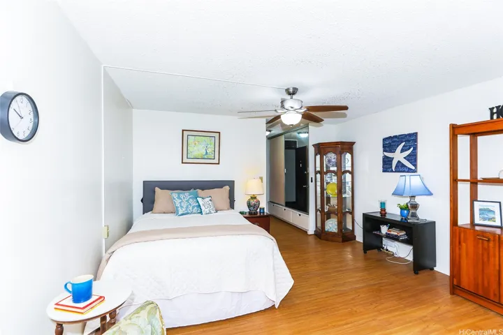 Cool breeze just above the bed with ceiling fan but AC is available as well.