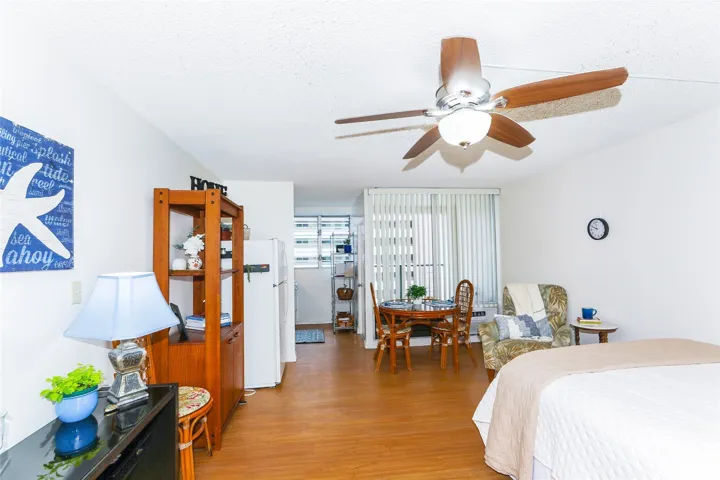 Spacious Studio with room for dining, reading and working in downtown Honolulu.  Next to many new and upcoming eateries.