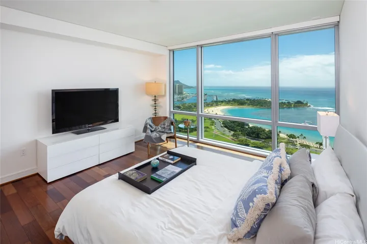 Primary Bedroom w Diamond Head View