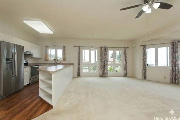 Living room without staging.