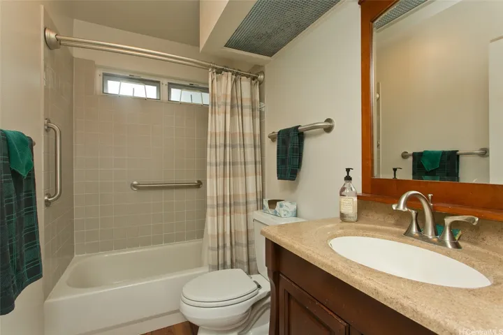 Downstairs full bathroom between the two bedrooms.