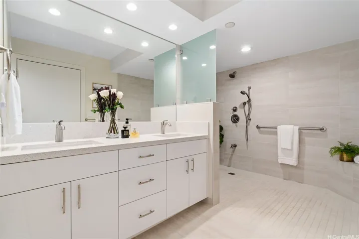 Sparkling main bath, double sinks, no-step tiled shower, ADA accessible.