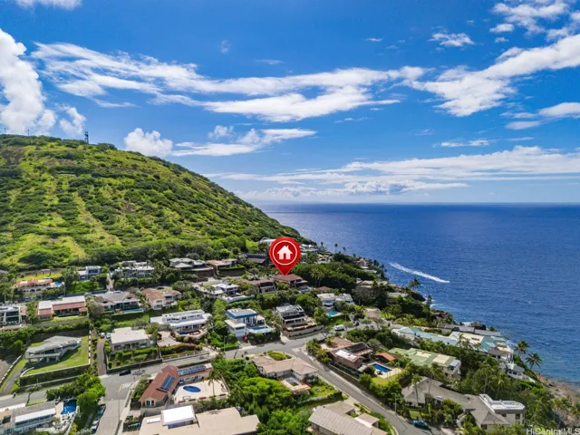 Positioned just above the beautiful cliffs near the end of Lumahai Street with sweeping views and cool tradewinds.