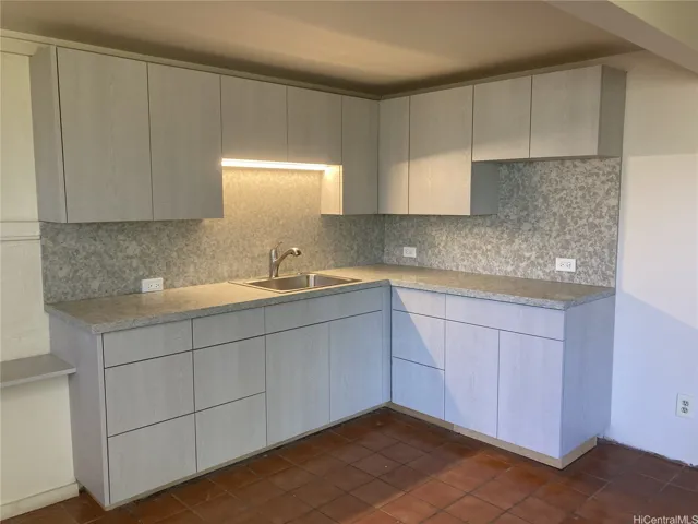 Wet bar in 1-bedroom apartment.